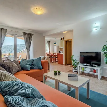 Villa House Tender Near Trogir, Jacuzzi Sevid
