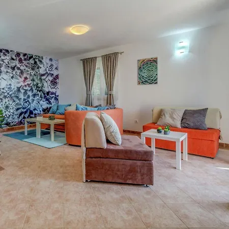 House Tender Near Trogir, Jacuzzi Sevid